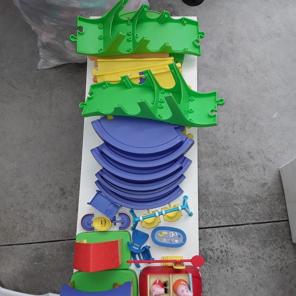 Peppa Pig Colorful Adventure Car Racetrack - Picture 4 of 4